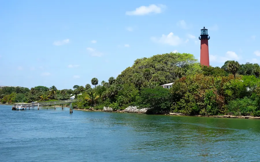 Jupiter Inlet Lighthouse and Museum along the Intracoastal Waterway — Jupiter, Florida