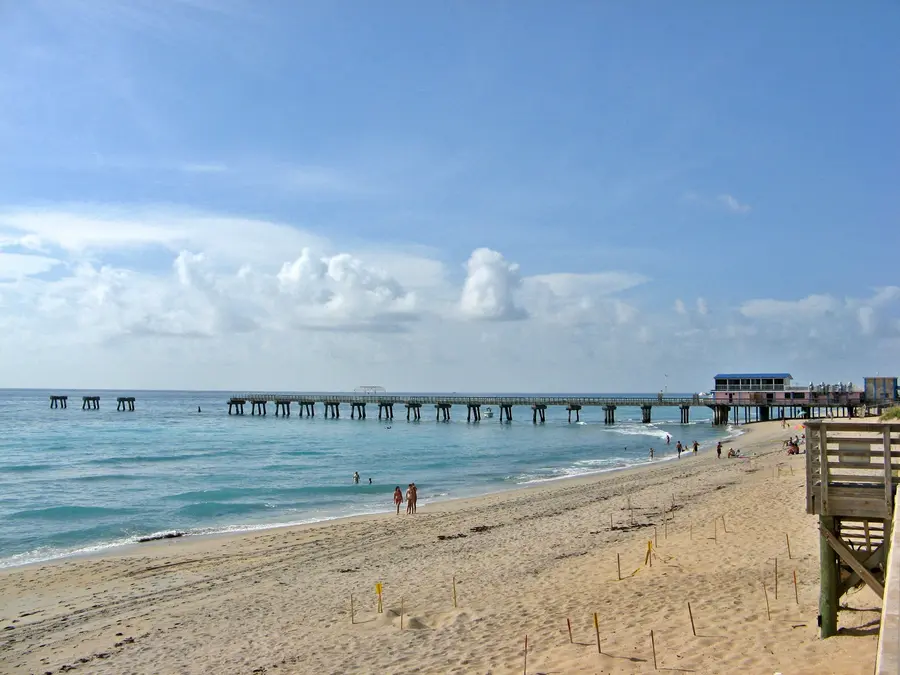 Lake Worth Pier stretching into the Atlantic Ocean — Lake Worth Beach, Florida