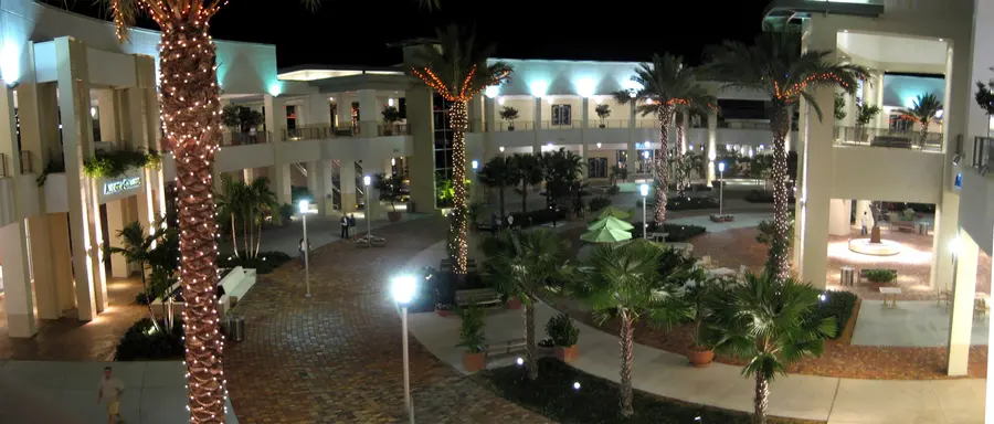 Downtown at the Gardens outdoor shopping and dining district at night — Palm Beach Gardens, Florida